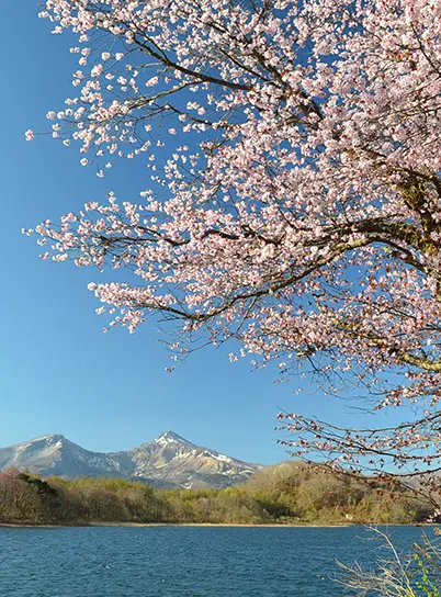 桧原湖と磐梯山