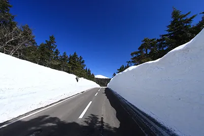 「磐梯吾妻スカイライン」雪の回廊